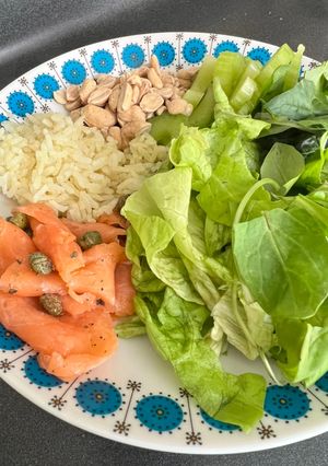 Una foto de Ensalada de salmón y alcaparras