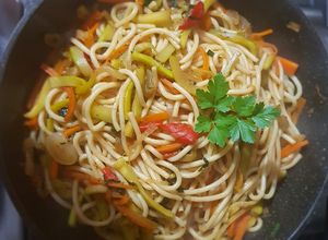Una foto de Vermicelli, con vegetales