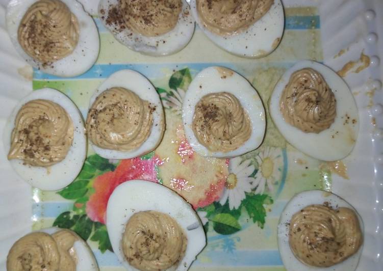 Steps to Make Homemade Deviled eggs garnish with black papper