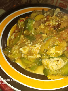 Una foto de Salteado vegano de zapallitos y tofu