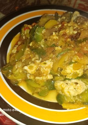 Una foto de Salteado vegano de zapallitos y tofu