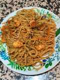 Espaguetis con langostinos al ajillo, almejas y toque picante