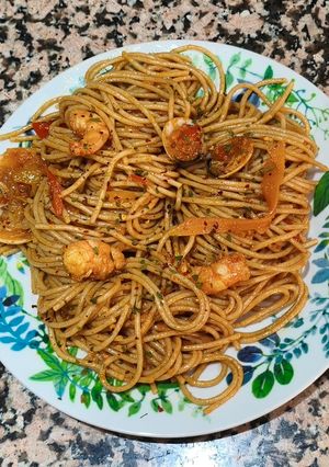 Una foto de Espaguetis con langostinos al ajillo, almejas y toque picante