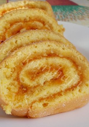 Piskótatekercs házi baracklekvárral recept fotója