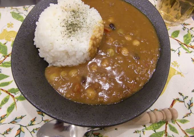 Delicious Tomato Curry with Ground Meat and Beans