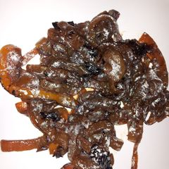 A picture of Caramelized onions.