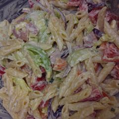 A picture of BLT pasta salad.