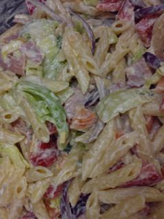 A picture of BLT pasta salad.