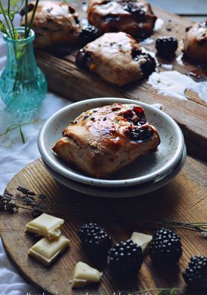 Zdjęcie przepisu Jeżynowe bułeczki scones z białą czekoladą i lawendą.