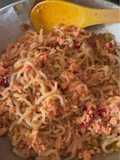 Espaguetis de konjac con huevos revueltos, tomate y pimientos (ous amb tomàtiga)