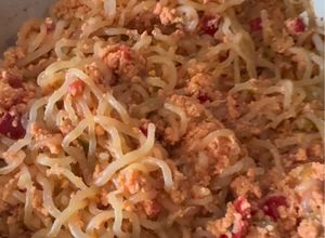 Una foto de Espaguetis de konjac con huevos revueltos, tomate y pimientos (ous amb tomàtiga)