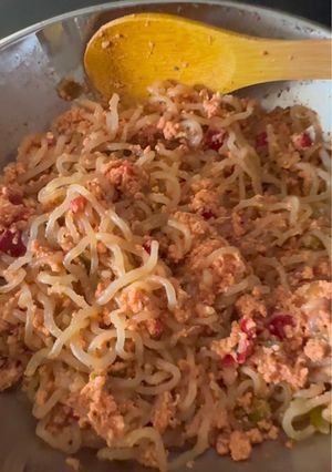 Foto principal de ESPAGUETIS DE KONJAC CON HUEVOS REVUELTOS, TOMATE Y PIMIENTOS (ous amb tomatiga)