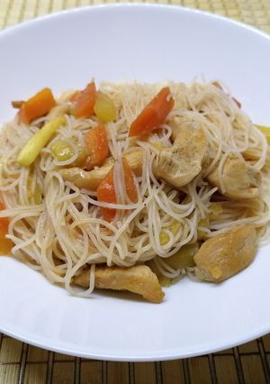 Thai cukkinis csirke rizstésztával recept fotója