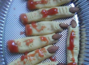 Una foto de 👻Galletas dedos de bruja naranja y vainilla💀