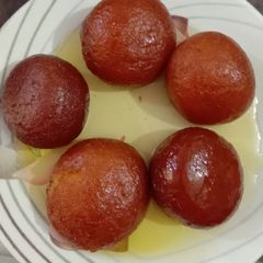 A picture of Gulab jamun.