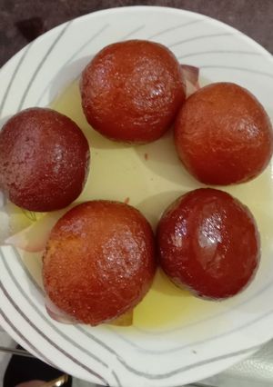 A picture of Gulab jamun.