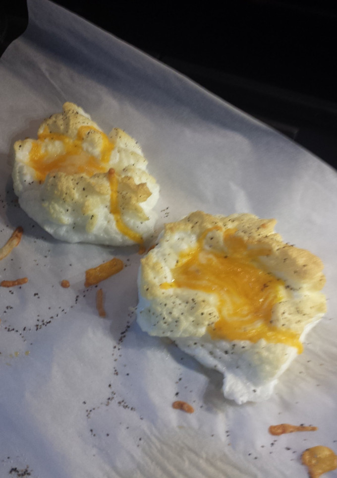 A picture of Eggs in a cloud.