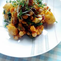 A picture of Bavarian potato salad / fusion style.