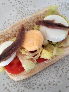 Una foto de Bocata vegetal con anchoas. Cumple familiar 5