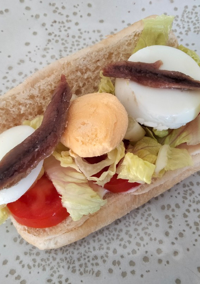 Una foto de Bocata vegetal con anchoas. Cumple familiar 5