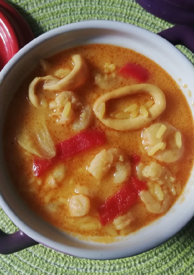 Una foto de Arroz caldoso con gambas y calamares