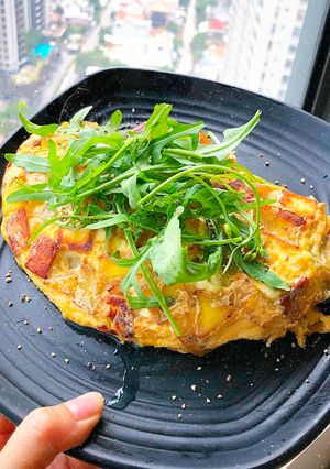 Hình của món Omelette khoai lang, măng tây, halloumi cheese.