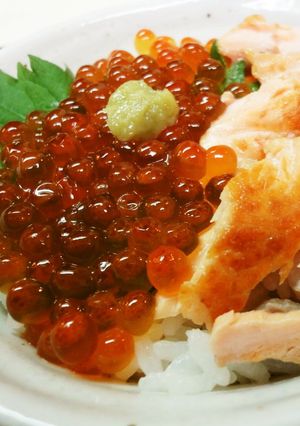 A picture of Ikura Salmon Roe Oyakodon.