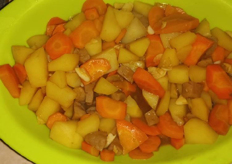 Langkah Mudah untuk Membuat Tumis wortel kentang saos tiram, Enak