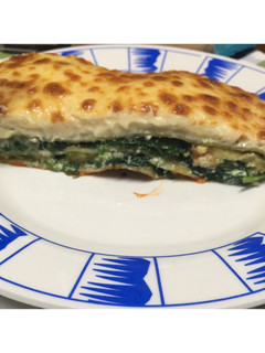Una foto de Lasaña de espinacas, calabacín, langostinos y ricotta
