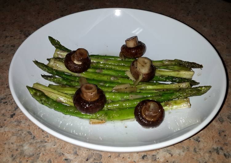 Asparagus with brown mushrooms