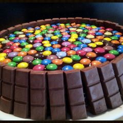 A picture of AMIEs M&M CHOCOLATE cake.