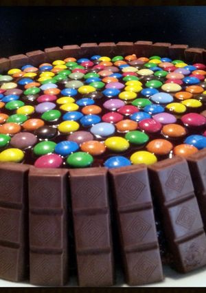 A picture of AMIEs M&M CHOCOLATE cake.