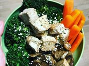 Una foto de brócoli zanahoria tofu