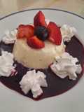 Panna Cotta con Coulis di Mirtilli e Fragole