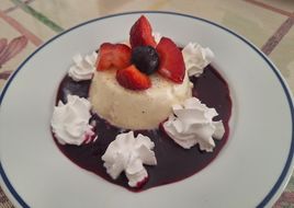 Panna Cotta con Coulis di Mirtilli e Fragole