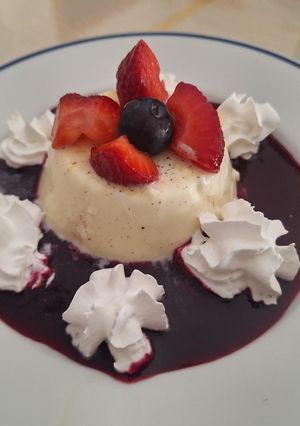 Foto di Panna Cotta con Coulis di Mirtilli e Fragole