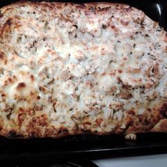 A picture of Chicken Carbonara Pizza.