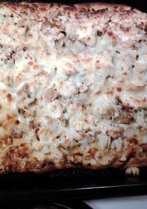 A picture of Chicken Carbonara Pizza.