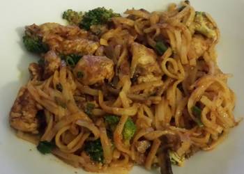 Easiest Way to Prepare Delicious Curried Thai Chicken and Noodles