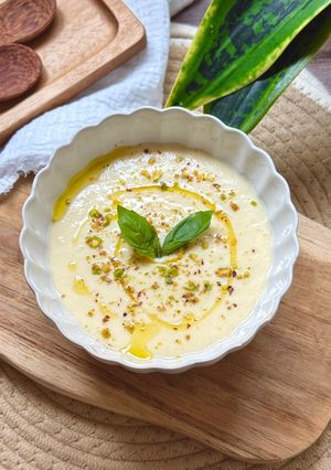 Una foto de Crema fría de espárragos blancos y huevo duro