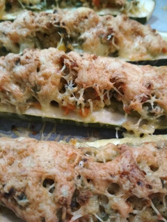 Zöldséggel töltött cukkíni recept fotója