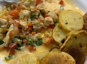 Una foto de Para combatir el frío: 🍗 Pollo al verdeo con crema con papas al horno