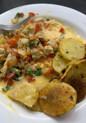 Una foto de Para combatir el frío: 🍗 Pollo al verdeo con crema con papas al horno