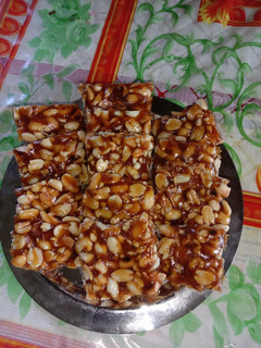 शेंगदाणा चिक्की (Peanuts chikki irecipe in marathi) रेसिपी चे मुख्य फोटो