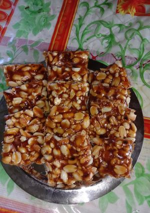 शेंगदाणा चिक्की (Peanuts chikki irecipe in marathi) रेसिपी चे मुख्य फोटो 