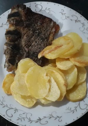 Una foto de Asado Americano al Orégano, con papas españolas
