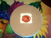 Una foto de tiramisu de frutos rojos