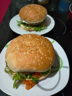 Una foto de Hamburguesas con rúcula y queso de cabra