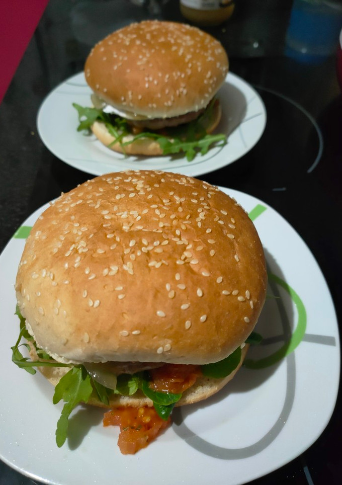 Una foto de Hamburguesas con rúcula y queso de cabra