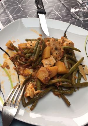 Une photo de Pommes de terre haricots vert et poulet